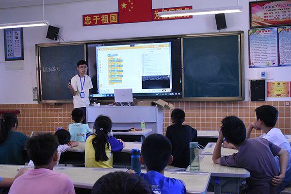 “山河承宇”實踐隊開設(shè)麥昆機器人特色課程|機器人課程進鄉(xiāng)村學(xué)校，點亮學(xué)生科技夢想