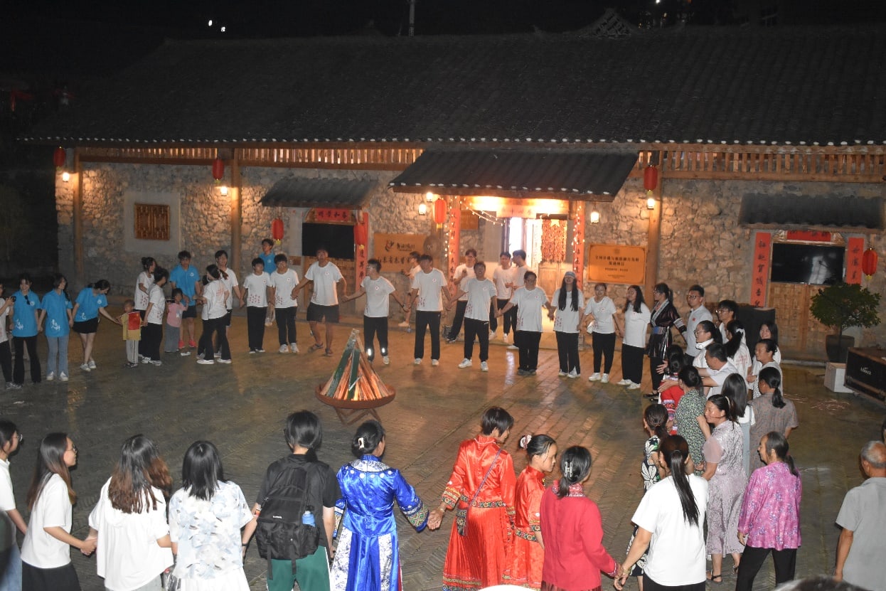 青春共逐夢 篝火映團(tuán)結(jié)