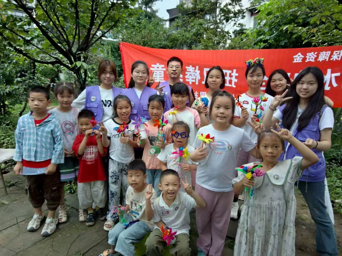 青春筑夢鄉(xiāng)村行 安全教育潤童心 成都外國語學院“青春之歌紅船之心”實踐隊走進都