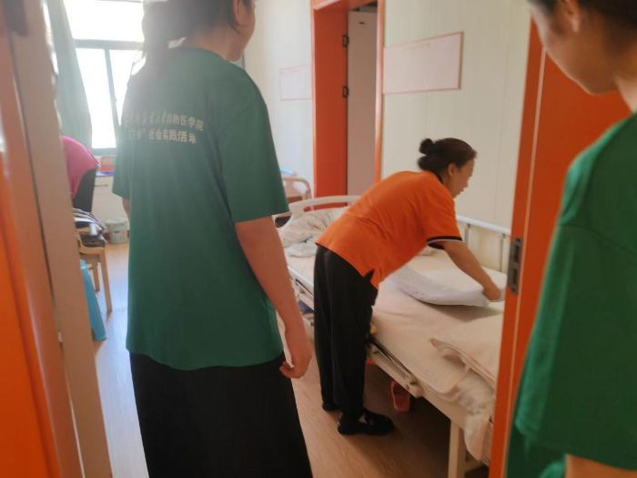 青春驕陽似火，熱情暖照鶴發