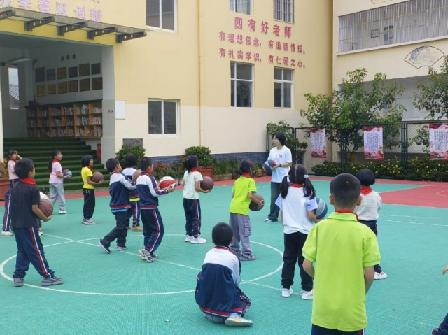 東南大學(xué)“電織云夢(mèng)”支教團(tuán)南華縣雨露中心學(xué)校開啟暑期夏令營(yíng) 首日活動(dòng)亮點(diǎn)紛呈