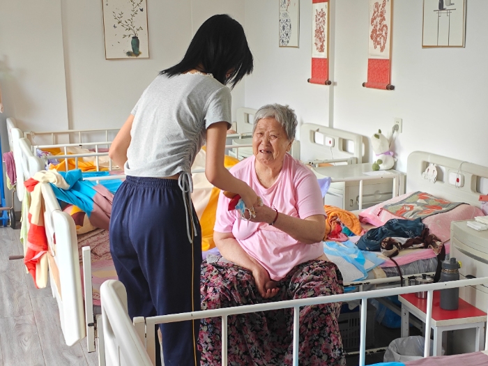 山東中醫藥大學“青嶼岐黃”志愿服務隊老年公寓慰問及中醫藥文化主題公園健康推廣活動