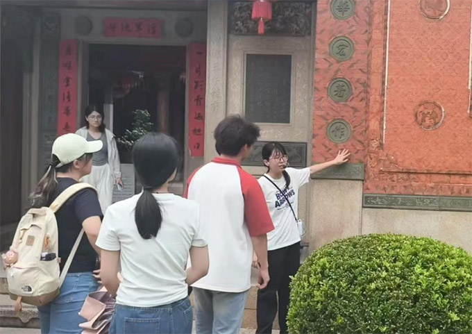 紅磚古厝簪花影，漫步古巷非遺聲