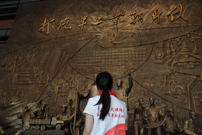 青春對話紅色歷史——武漢學(xué)院“車城薪火調(diào)研隊”十堰實踐溯源工業(yè)魂