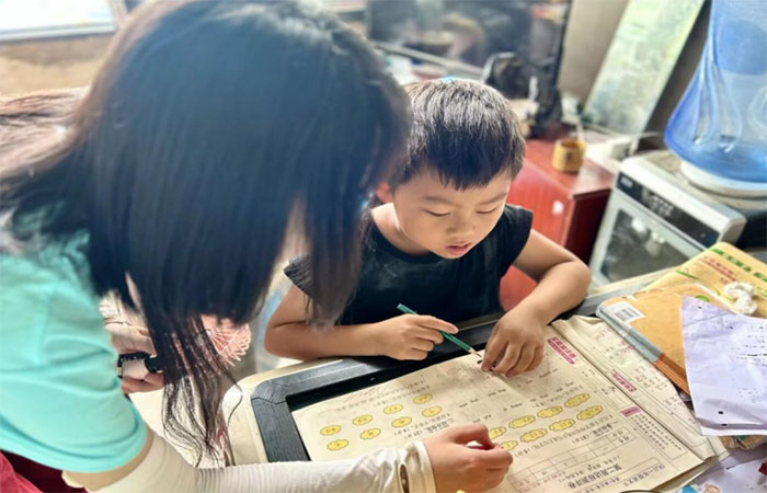 凱里學院實踐團在養小村開展活動·用關愛與藝術溫暖兒童