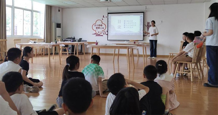 會(huì)計(jì)學(xué)院：“布染丹青，巧手生花”暑期實(shí)踐團(tuán)隊(duì)推進(jìn)扎染非遺進(jìn)社區(qū)