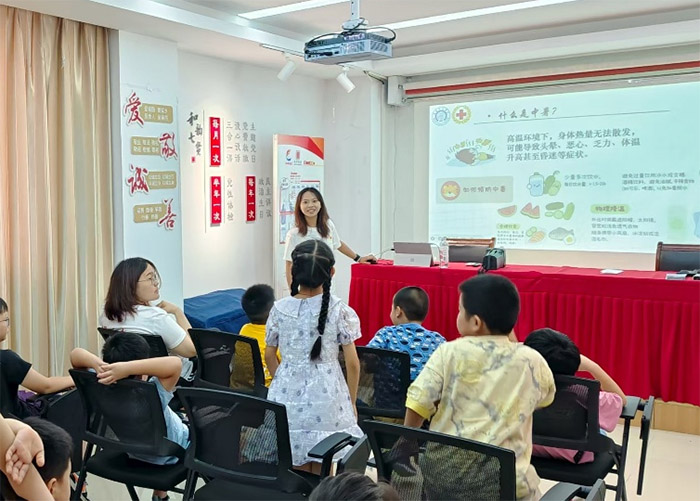 博愛(ài)青春|南通理工學(xué)院紅十字會(huì)“博愛(ài)青春”志愿服務(wù)團(tuán)隊(duì)進(jìn)補(bǔ)習(xí)班開展“急救能手，遮陽(yáng)創(chuàng)意秀”活動(dòng)