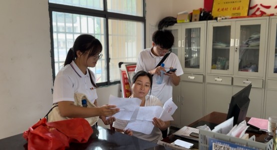 青島大學(xué)外語學(xué)院“湘西莓茶香，青春助農(nóng)興”實(shí)踐團(tuán)