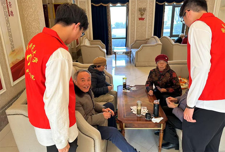 “青衿之志 實踐篤行”實踐隊體育科學學院學院寒假社會實踐——暖心冬日行，情滿敬老院