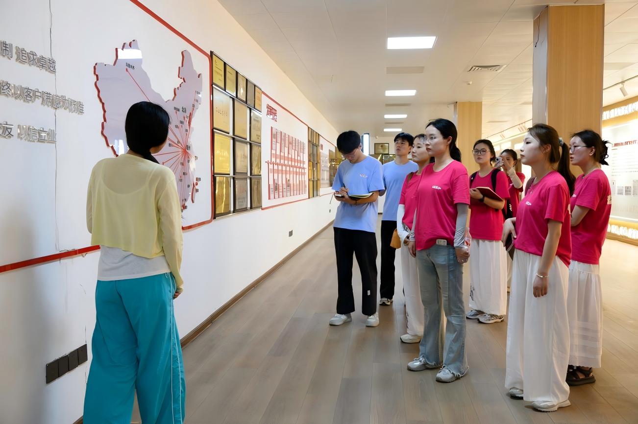 安徽新華學院青年學子探訪永剛飲片廠 沉浸式體驗中醫藥全產業鏈