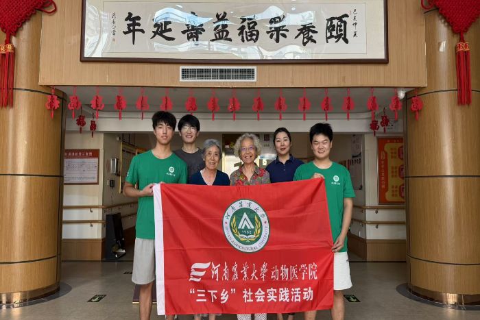 青春獻頤養，溫情暖夕陽