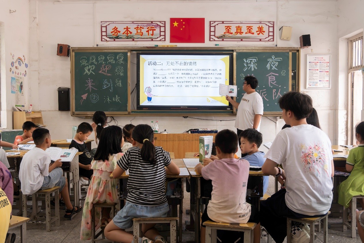 向陽花支教隊沐曦隊一營順利舉辦“七彩世界”趣味教育活動