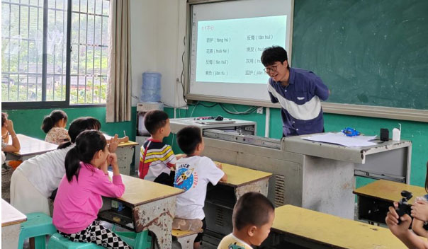 童語誦讀 ，推普筑夢(mèng)——長安大學(xué)筑夢(mèng)黔行實(shí)踐隊(duì)深入開