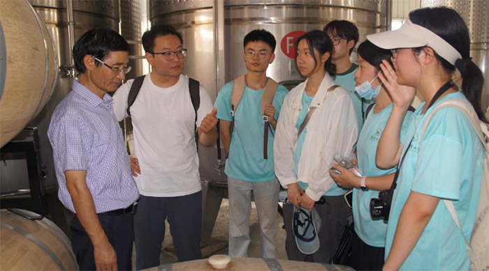 安徽農業大學學子三下鄉：探秘藍莓產業振興路