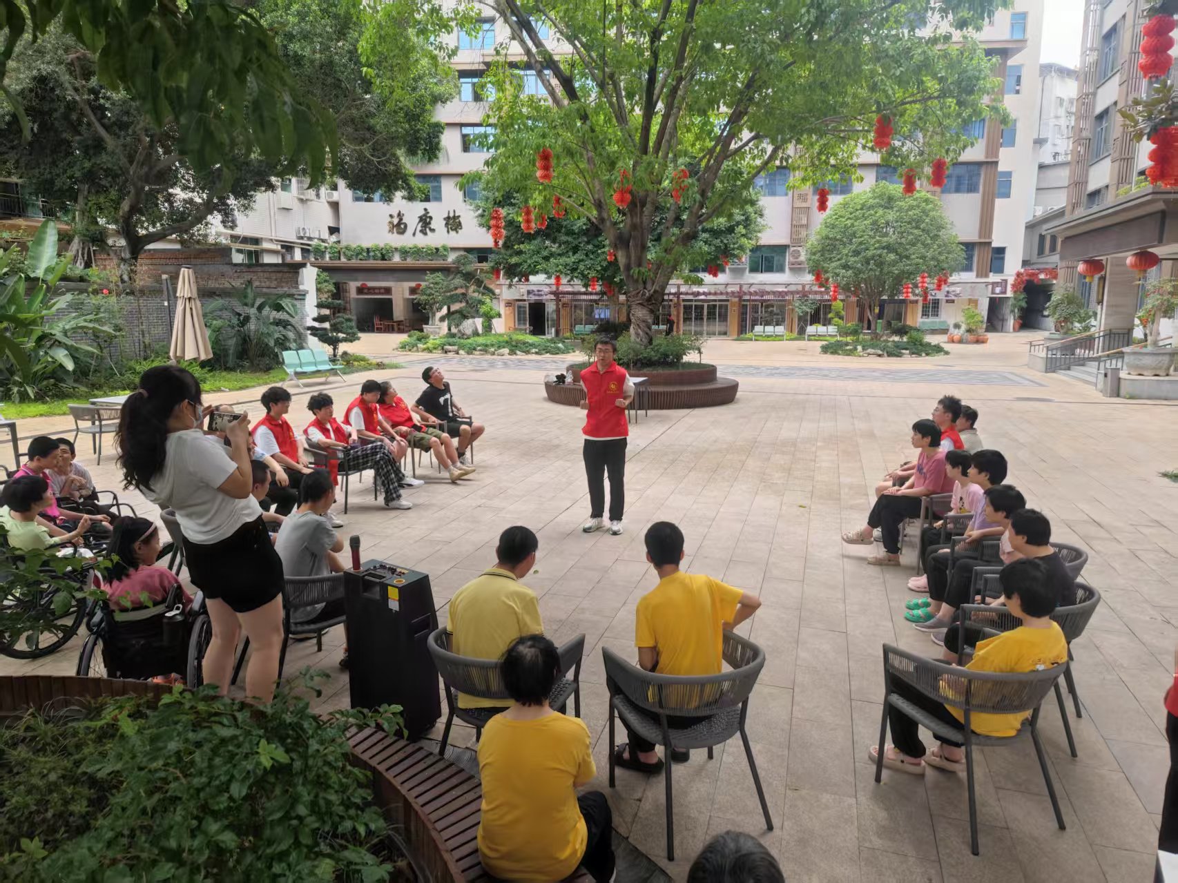 “暖陽(yáng)同行”實(shí)踐隊(duì)——關(guān)愛(ài)特困青年，攜手共進(jìn)美好明天