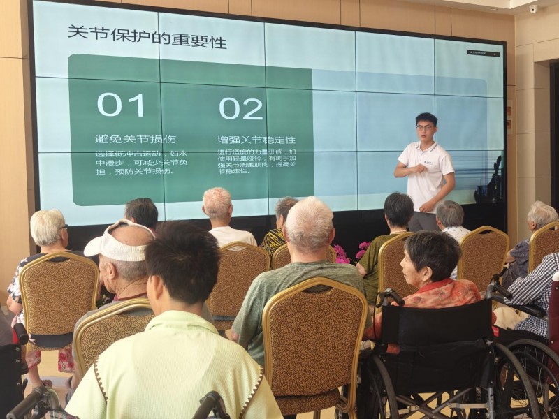 巢湖學(xué)院銀發(fā)康養(yǎng)服務(wù)團(tuán)走進(jìn)巢湖九久夕陽紅護(hù)理院：服務(wù)夕陽暖人心，康養(yǎng)知識入畫屏