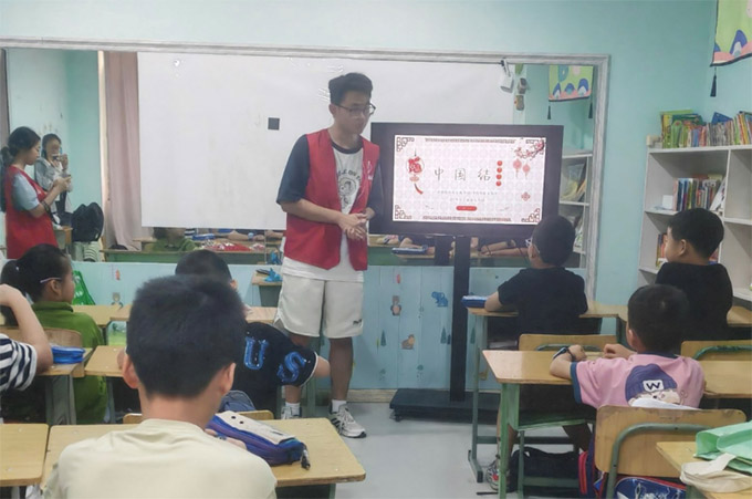 成都理工大學“三下鄉”：微光聚涼水，暖意伴童行