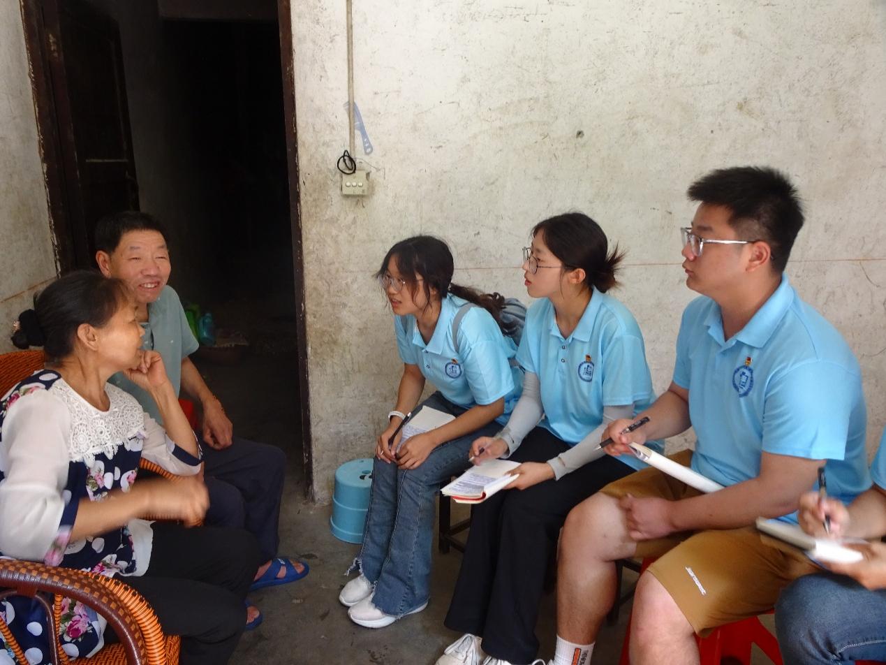 重慶建筑工程職業學院馬克思主義學院“三下鄉”鄉村振興實踐團走訪慰問送溫情，座談交流話振興