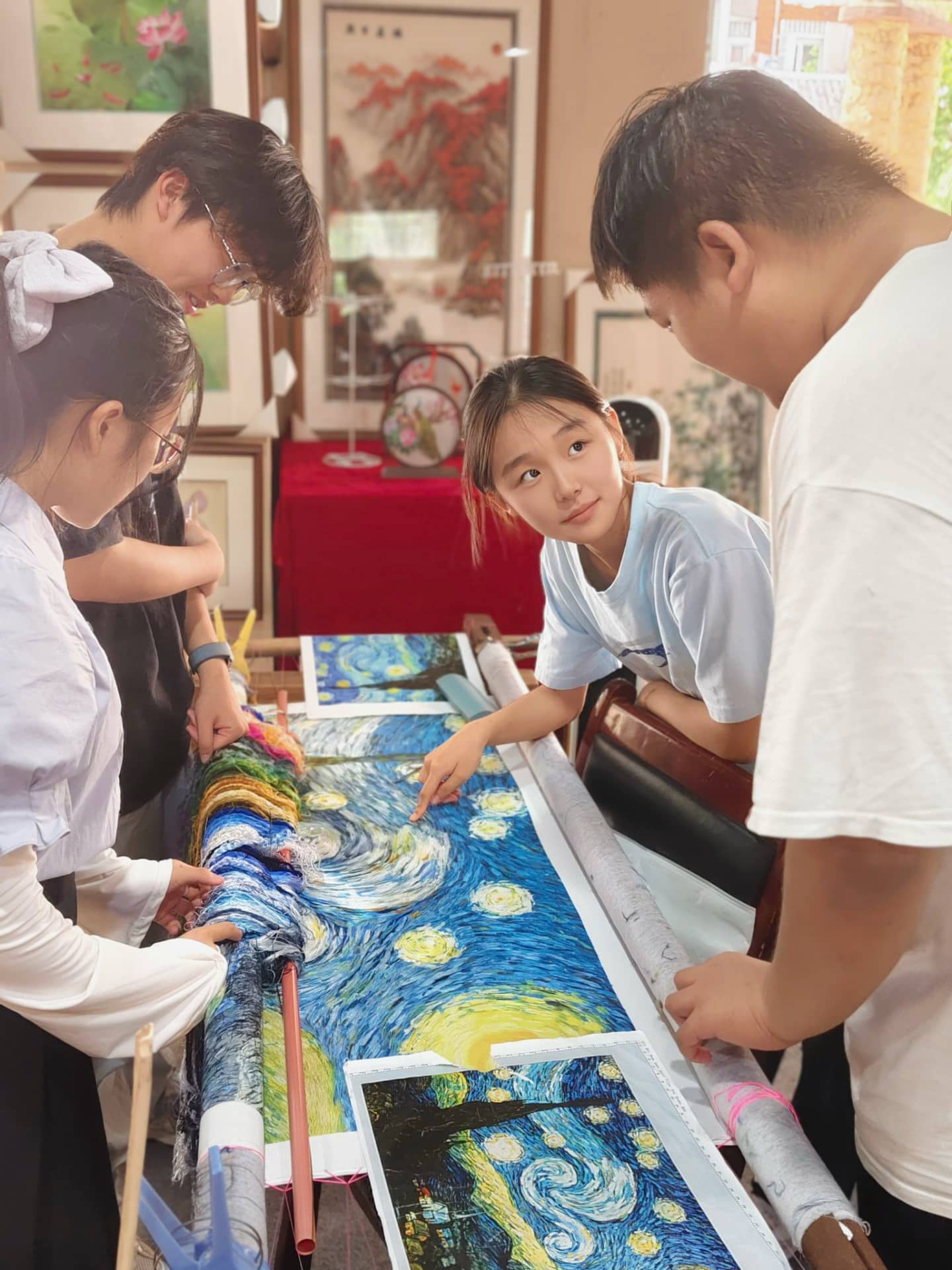 湖北大學(xué)“三下鄉(xiāng)”暑期實(shí)踐隊到江欣苑開展?jié)h繡傳承相關(guān)調(diào)研