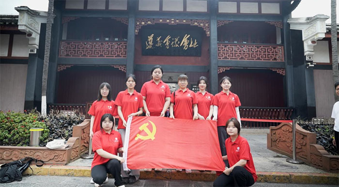 重走長(zhǎng)征路，奮斗正當(dāng)時(shí)——西安工業(yè)大學(xué)藝術(shù)與傳媒學(xué)院