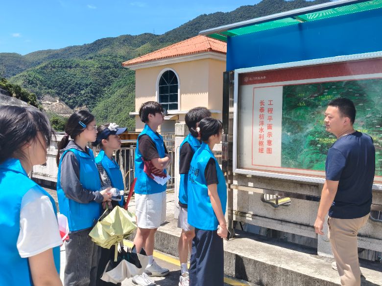 圖為工作人員向成員們詳細介紹上存水庫