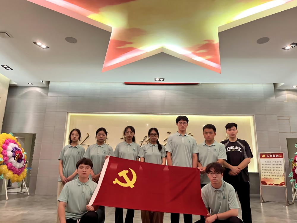 陵園靜謐思英烈，黨旗飄揚續輝煌