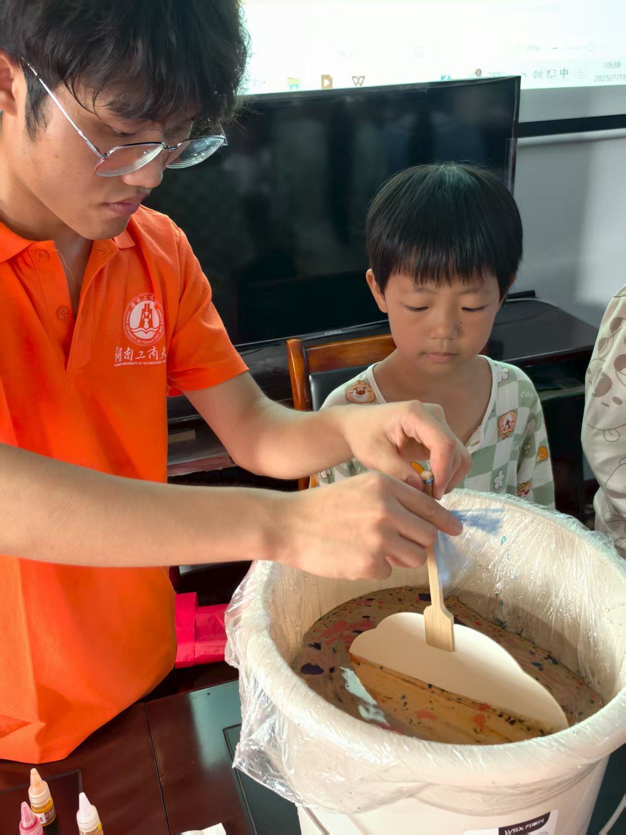 雪峰山下繪漆扇，非遺魅力潤(rùn)童心