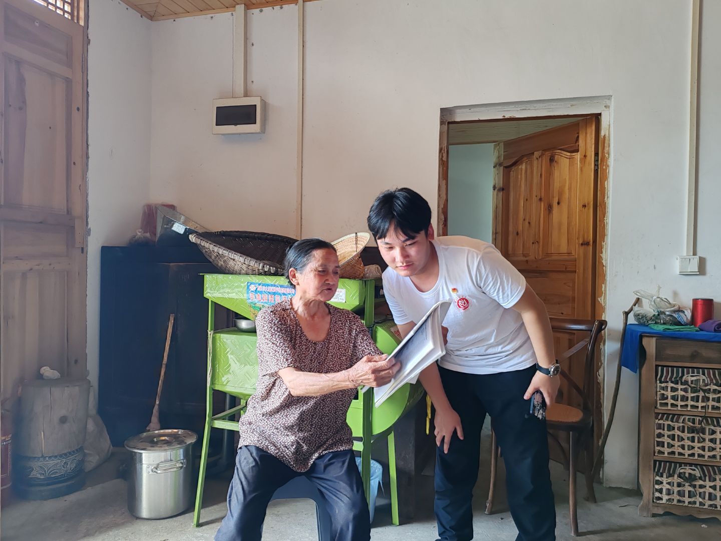 走村入戶探實(shí)情，試?yán)L鄉(xiāng)村發(fā)展圖——重師生科學(xué)子赴何家?guī)r村開展民生調(diào)研助力鄉(xiāng)村發(fā)