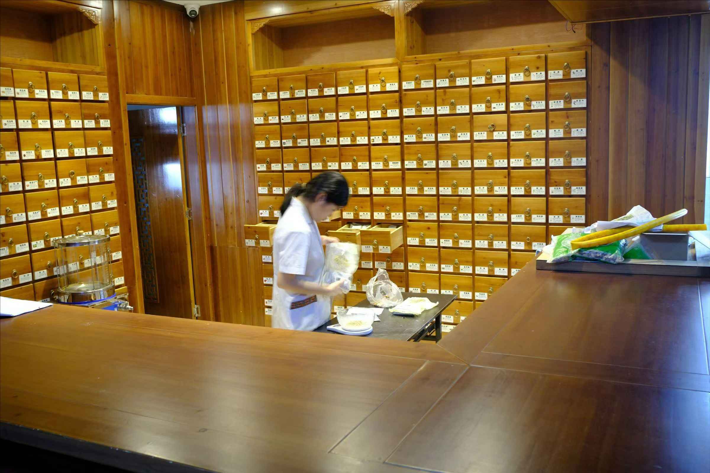 探訪湖南平正堂瑤醫(yī)醫(yī)院：揭秘千年瑤藥智慧，體驗(yàn)民族醫(yī)學(xué)瑰寶