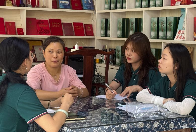 為鄉(xiāng)村振興注入青春動(dòng)能，黃山學(xué)院實(shí)踐團(tuán)對(duì)話徽源芳菜籽油公司共探電商助農(nóng)新路徑