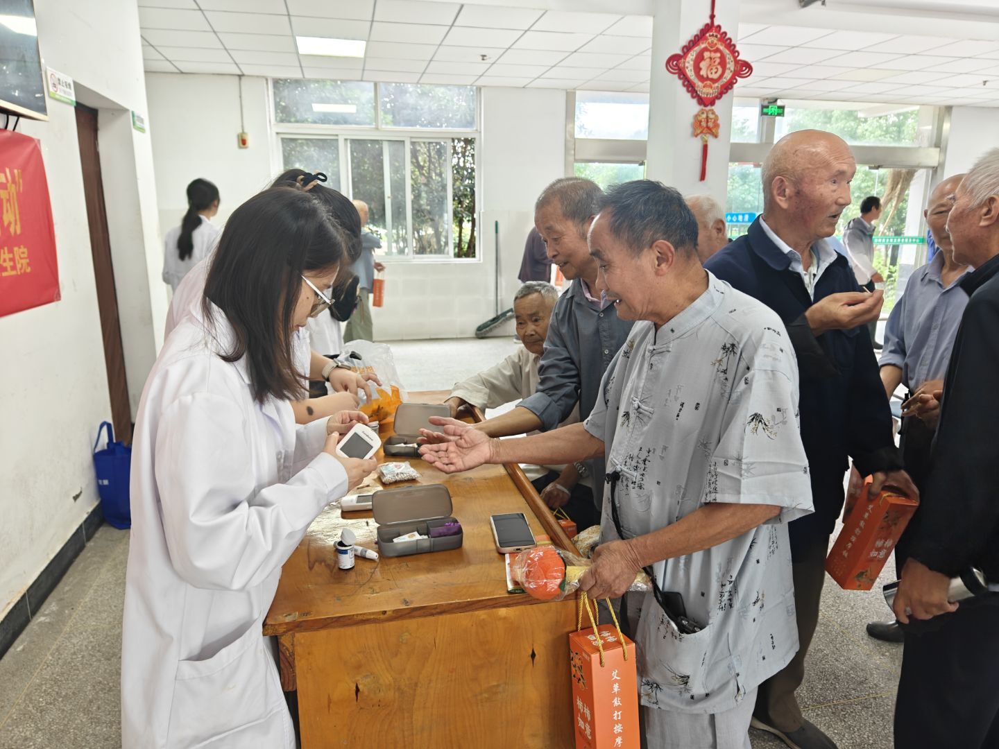 青春筑暖夕陽紅，中醫賦能校園行