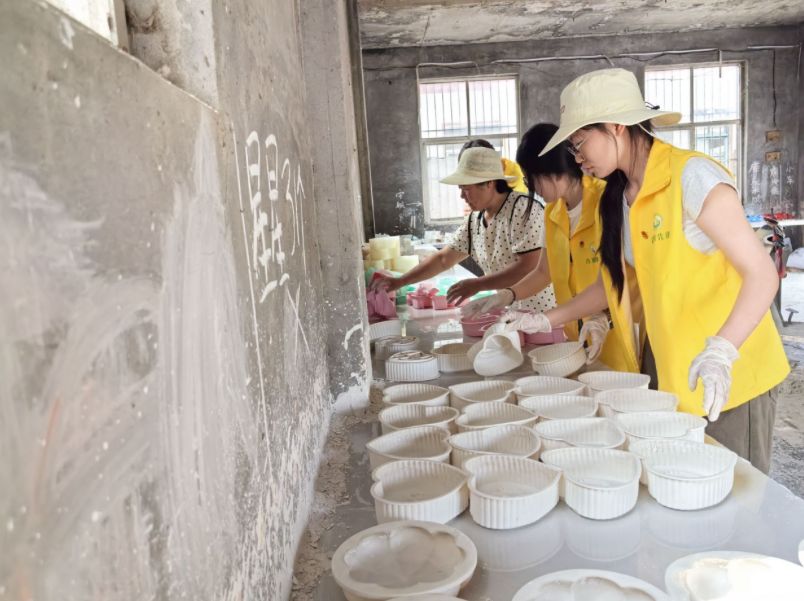 南交學子三下鄉(xiāng)：走入石膏娃娃廠