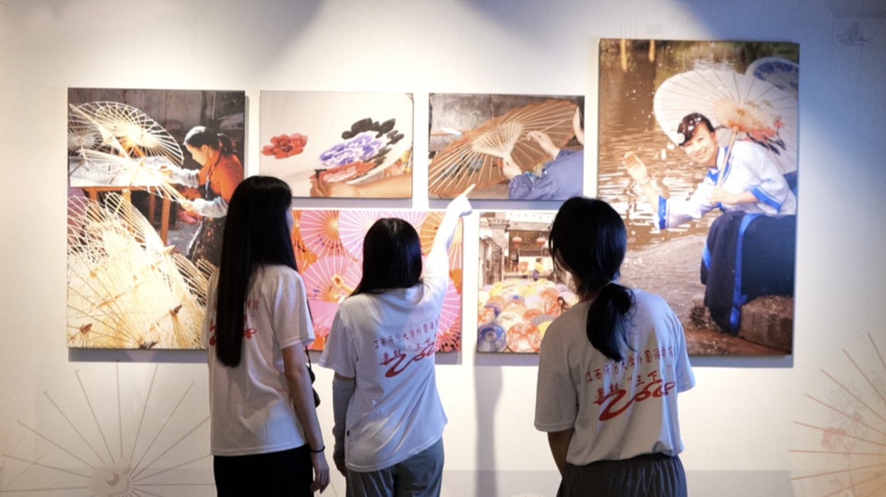 實(shí)踐隊(duì)成員參觀(guān)婺源縣非遺展示館