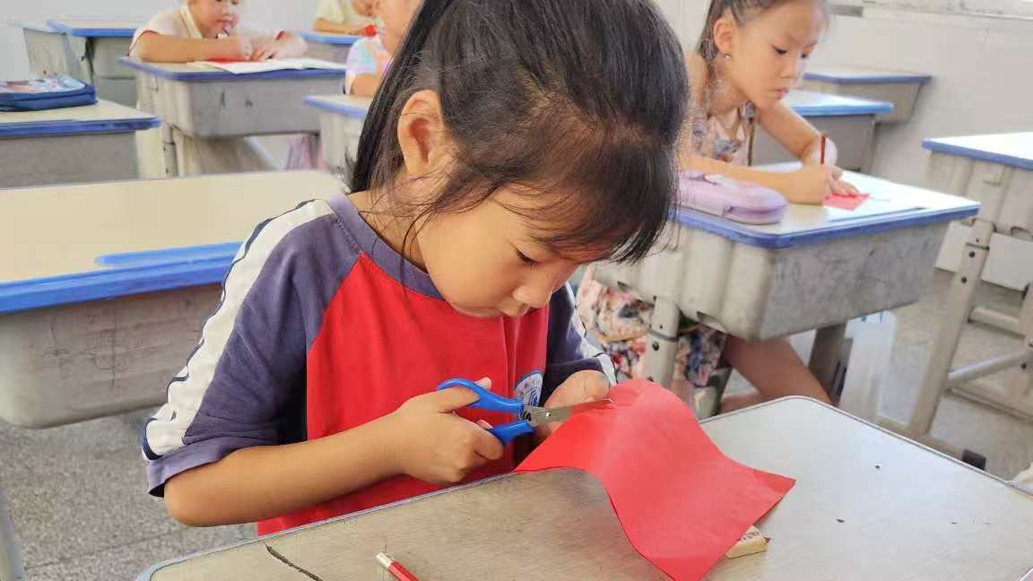 一剪一紙潤童心，一摘一播助農(nóng)情