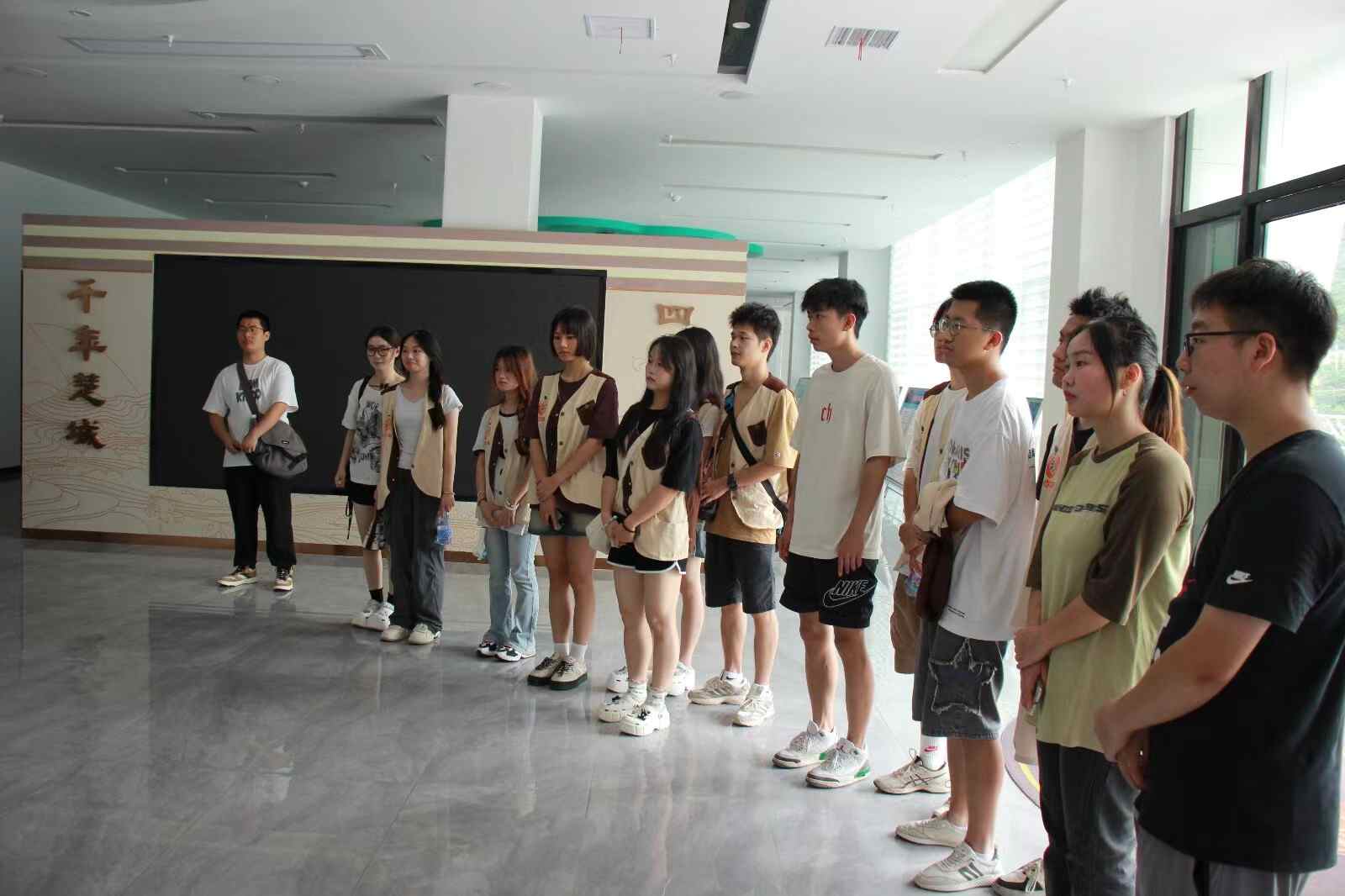 東湖學(xué)子三下鄉(xiāng)：小橙故事實(shí)踐隊(duì)探訪“億元村”王家?guī)X,見(jiàn)證臍橙產(chǎn)業(yè)脫貧致富與文化融合之路