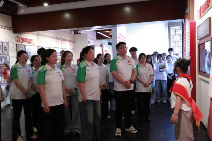 尋訪小甸紅色路，經(jīng)管學(xué)子踐初心——經(jīng)管學(xué)院“合啟淮章”團(tuán)隊(duì)2025年暑期“三下鄉(xiāng)”社會(huì)實(shí)踐活動(dòng)專(zhuān)題（四）