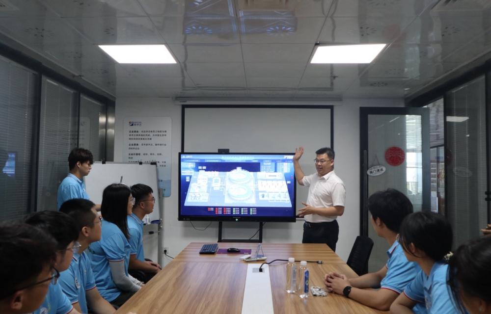 桂林理工大學(xué)環(huán)境科學(xué)與工程學(xué)院實踐團參觀新宇達環(huán)保科技有限公司