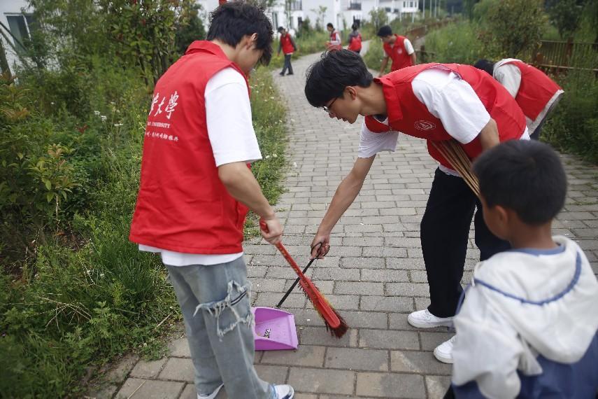 長安大學赴貴州畢節“渭愛育夢赴黔川·攜手啊嘎助振興”暑期社會實踐隊創新綠色行動，撿拾引領未來