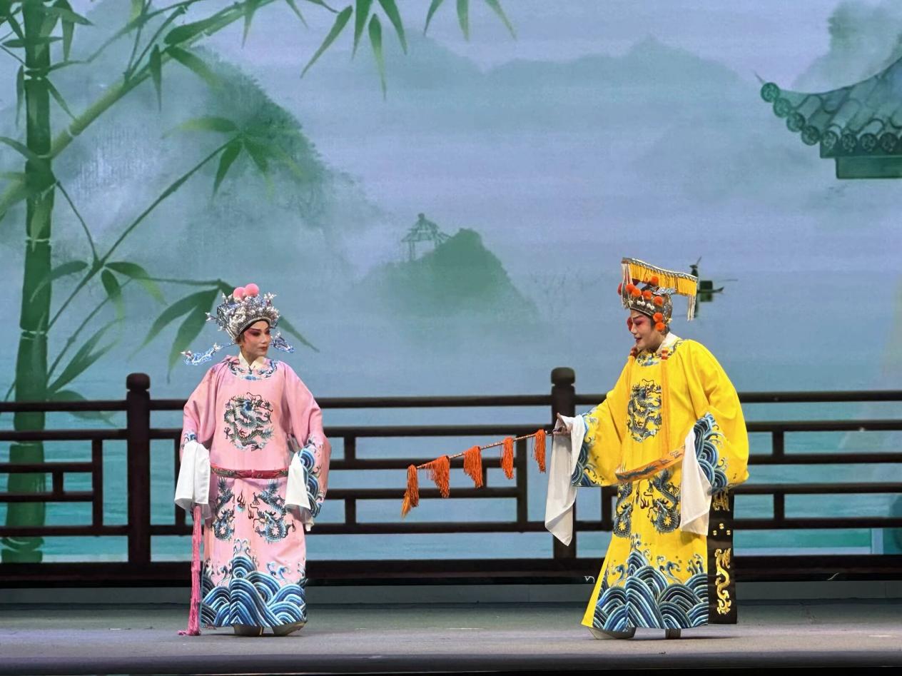 曲浩芳華傳戲蘊(yùn)，梨園健魄舉體育