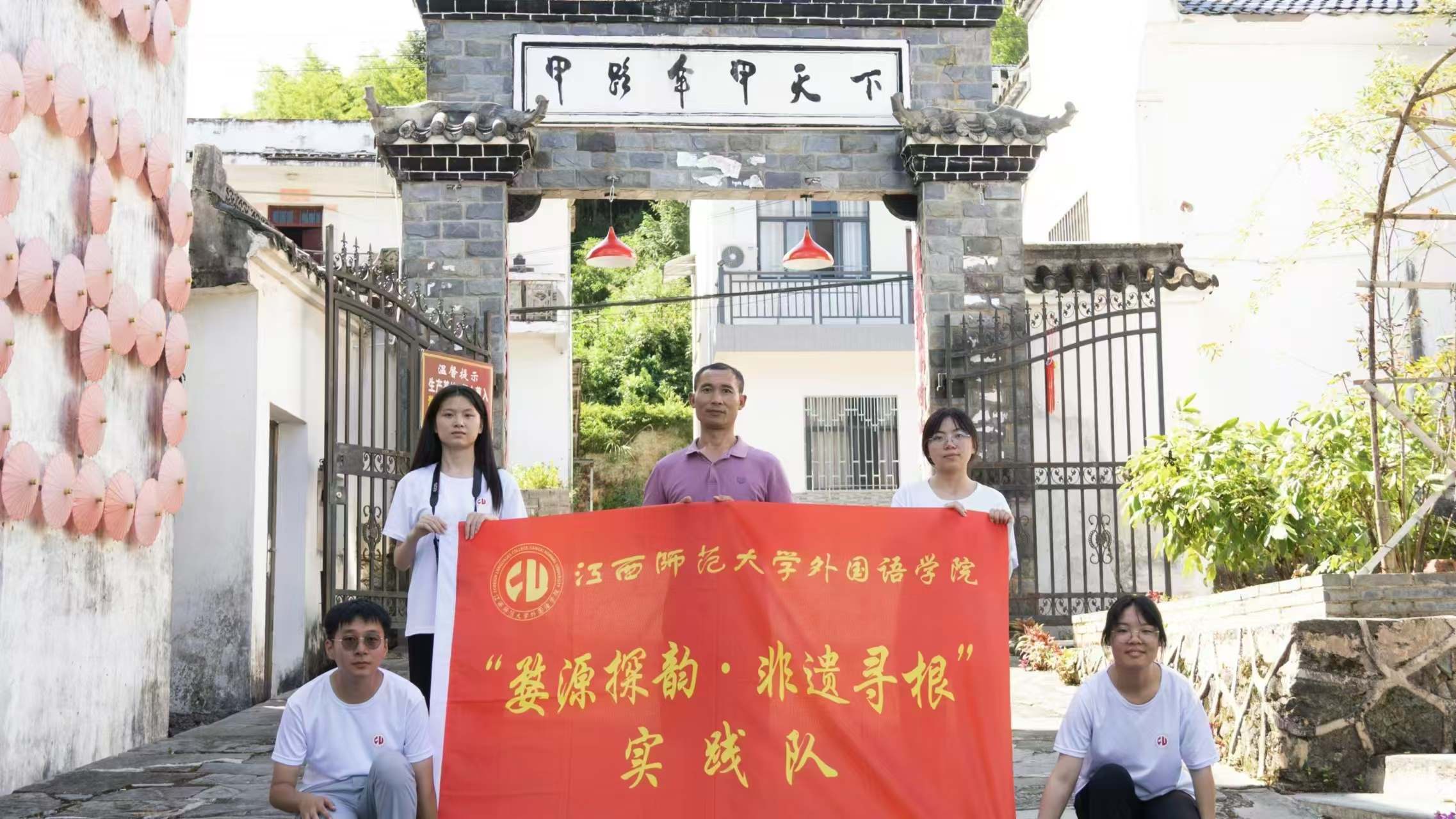 實(shí)踐隊(duì)成員與戴開(kāi)祥師傅的合照