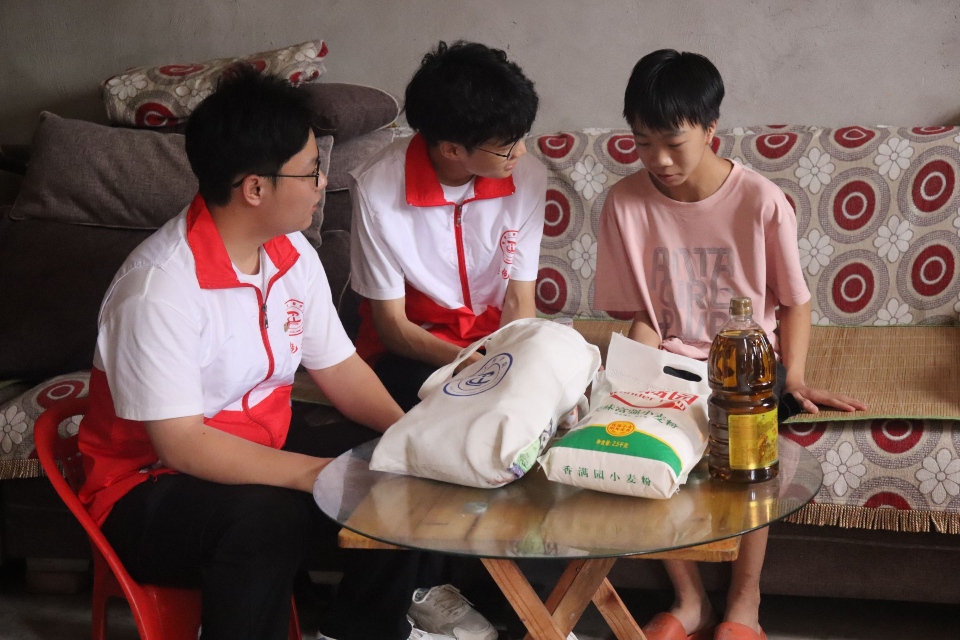 青春心連心，溫暖鄉(xiāng)村行——“燈塔”志愿隊溫暖留守兒童與貧困老人的心靈