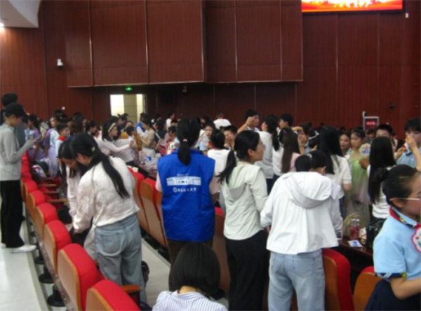 “妝”點童心，綻放夢想——“情暖留守安理行”實踐團暑期社會實踐