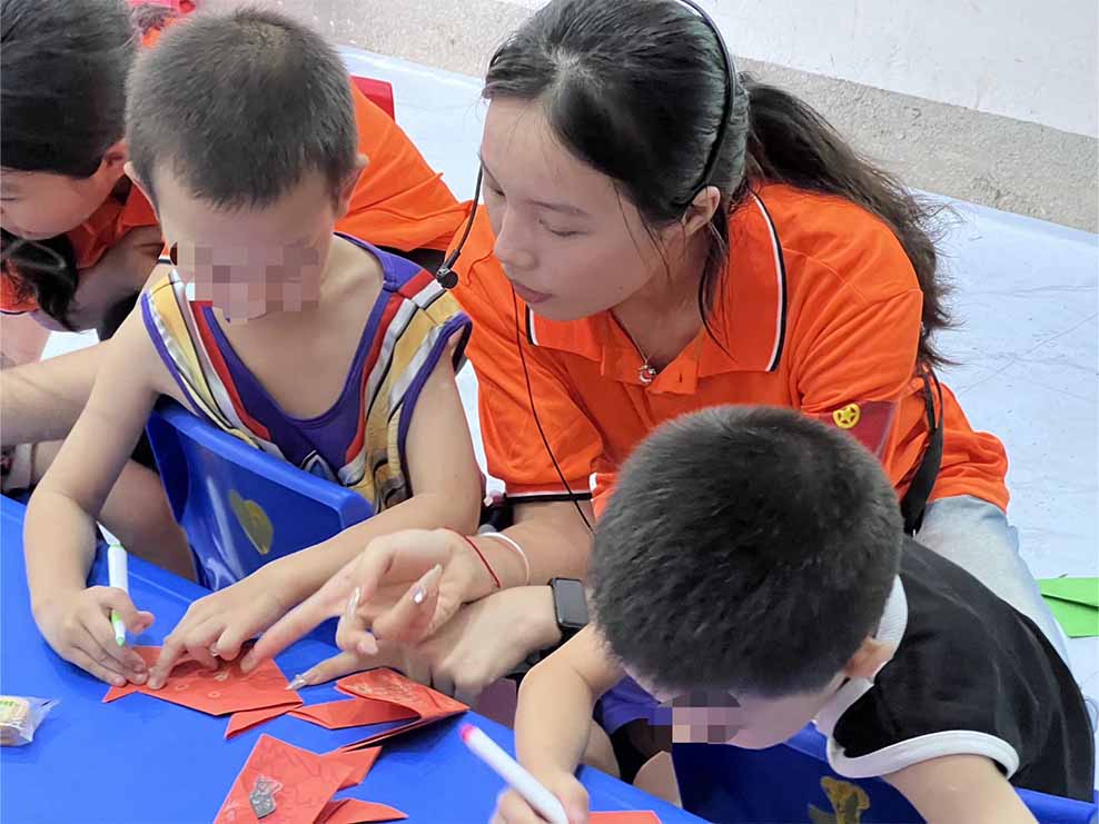 湖南信息學院藝術學院赴長沙縣“湘青聚智俱樂部”社會服務踐行暑期社會實踐團：以藝術啟迪與愛的陪伴，讓“慢天使”茁壯成長。