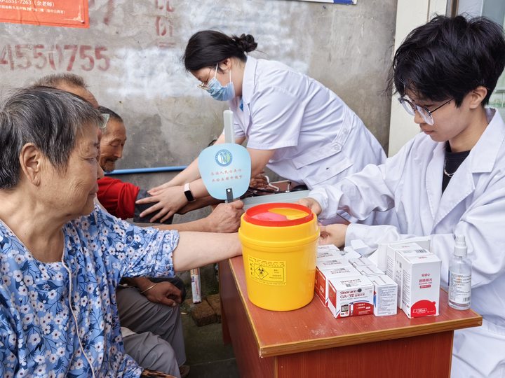 重慶人文科技學院護理學院2024年三下鄉義診活動紀實