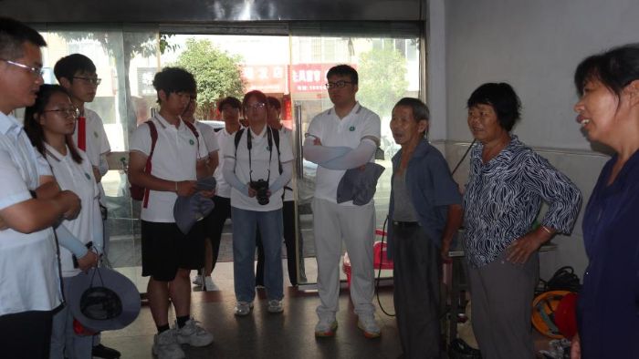 圖為實(shí)踐團(tuán)探望病患家庭 王雅琪攝