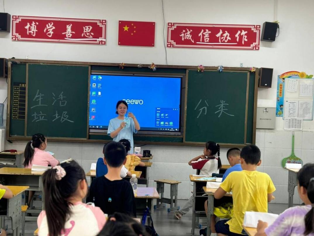 綠色行動：武昌理工學院云夢書韻志愿服務隊開展“生活垃圾分類”特色課程