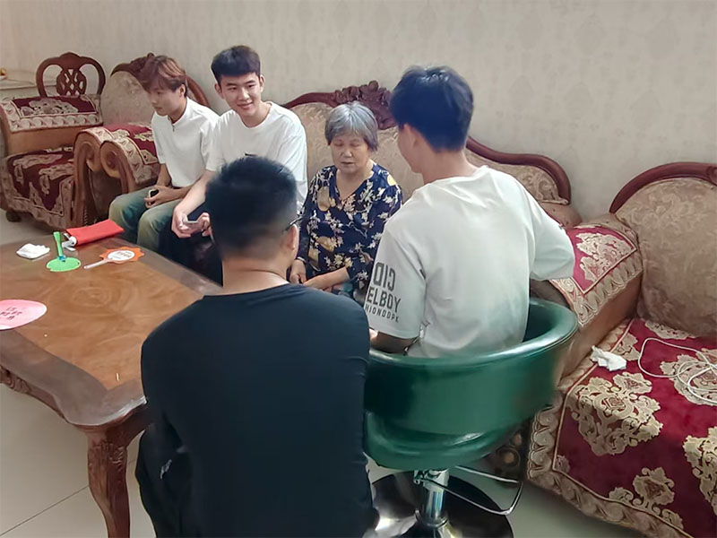 圖為實(shí)踐團(tuán)成員在陪老人聊天 團(tuán)隊(duì)成員攝