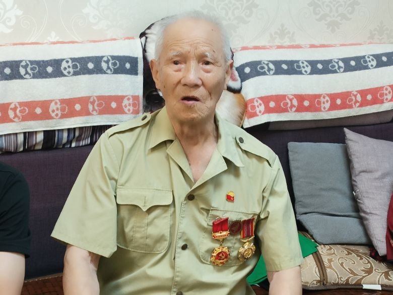 勛章映照血色青春：安理工學子聆聽92歲抗美援朝老戰士的熾熱信仰