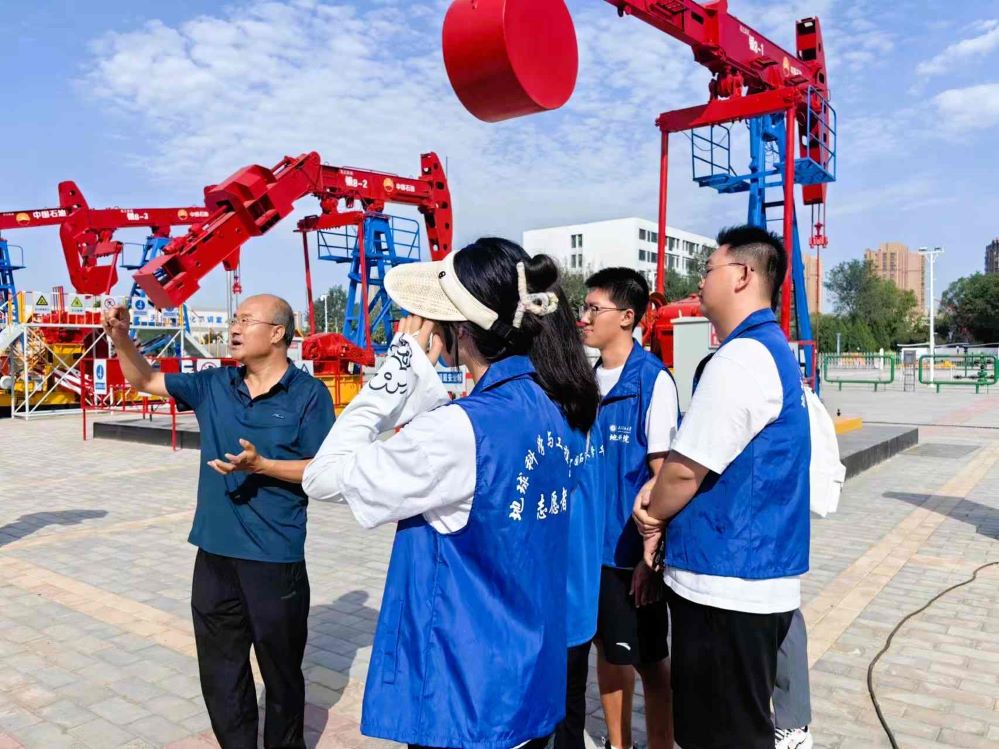 創(chuàng)新引領(lǐng)未來(lái)，石油行業(yè)的智能化——中國(guó)石油大學(xué)（華東）“感碳石光”實(shí)踐隊(duì)
