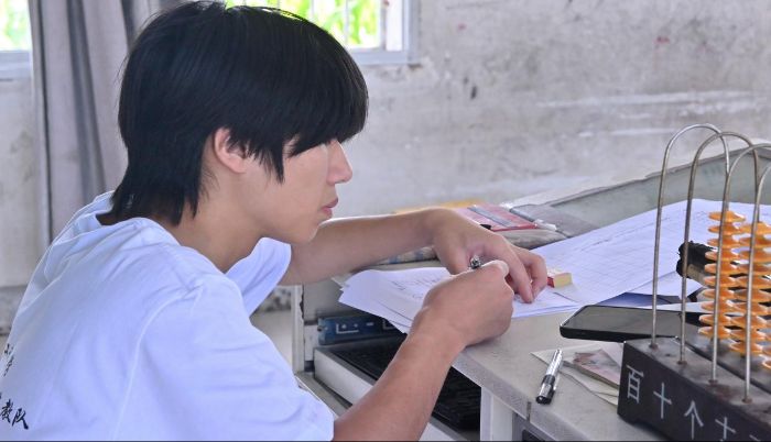 安徽工程大學(xué)“志青春”支教隊(duì)辦鄉(xiāng)村美術(shù)展，童心繪就多彩夢(mèng)